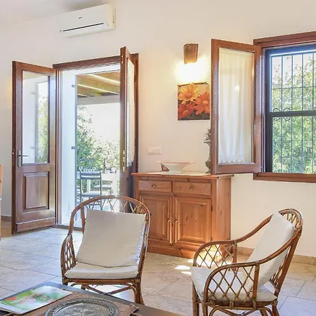 Nice In W/ 3 Bedrooms Feriehus Orosei