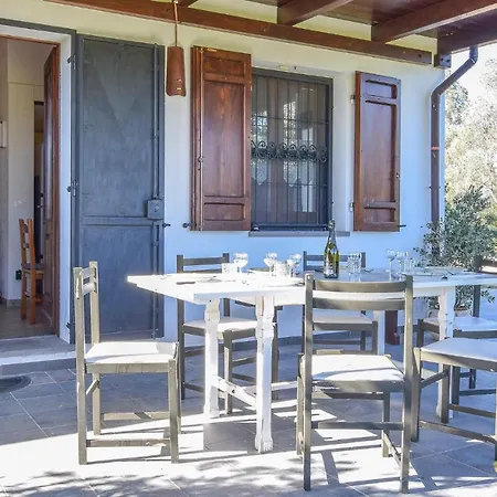 Nice In W/ 3 Bedrooms Feriehus Orosei